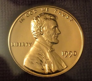 Close-up of the 1990 No S Proof Lincoln cent showing the blank area below the date where the S mint mark is absent